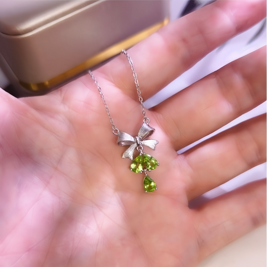 Peridot Drop Necklace with Bow (925 Sterling Silver)
